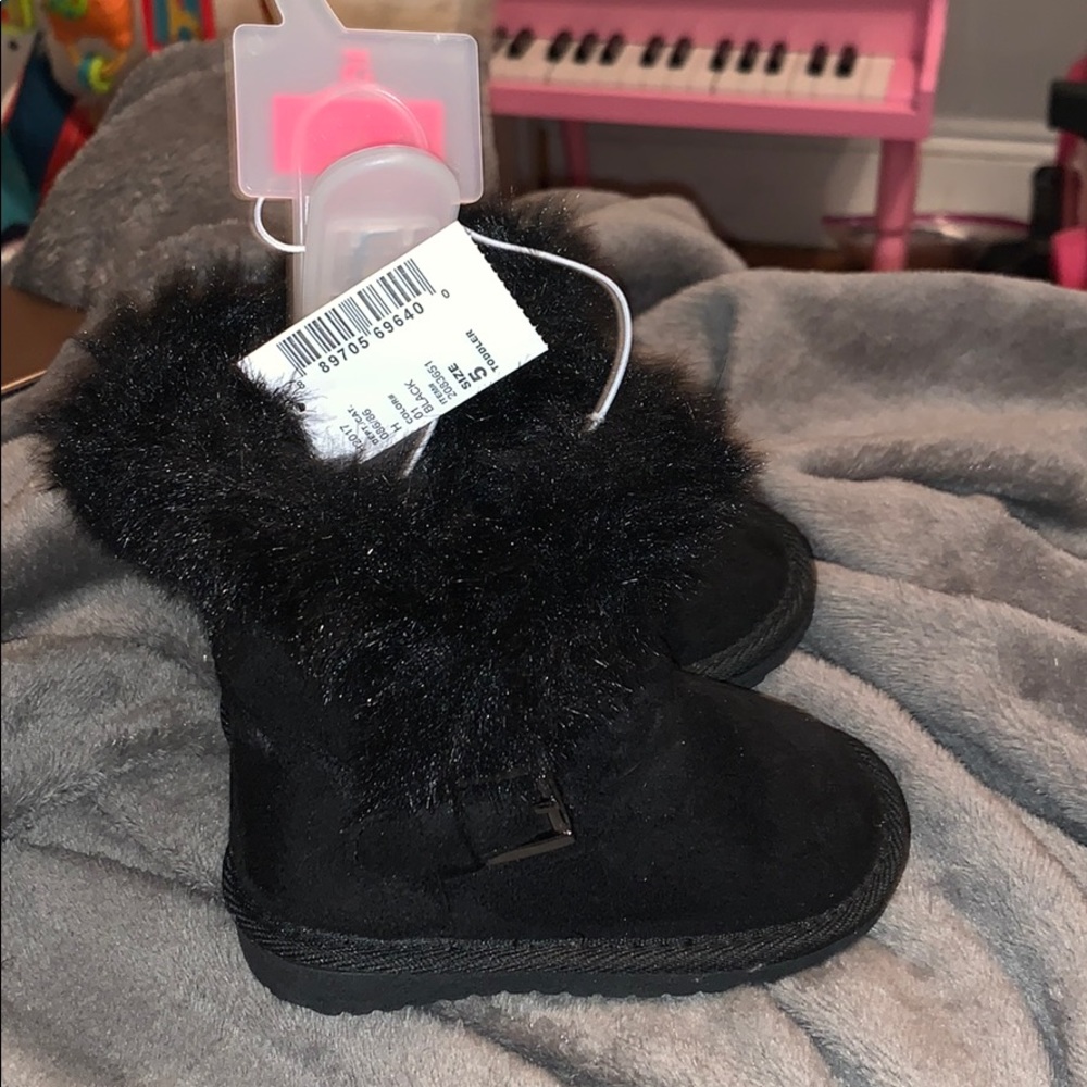 Black fur boots
